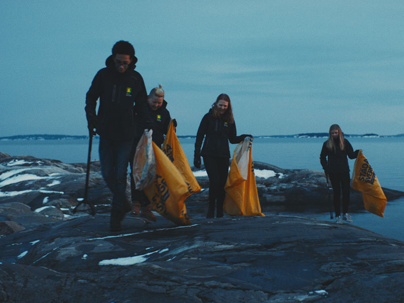 Hotad svensk kust städas av tusentals ungdomar