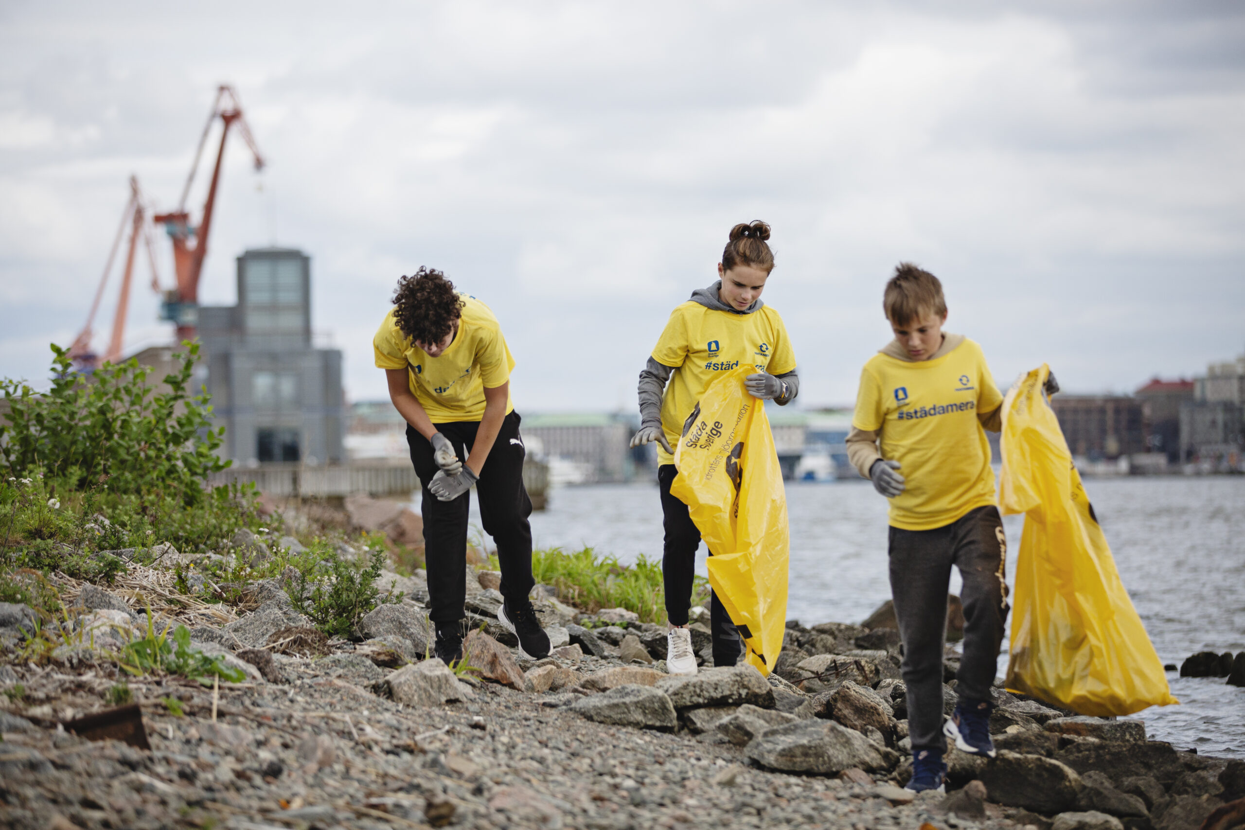 På lördag städas stränder i Sverige och över hela världen