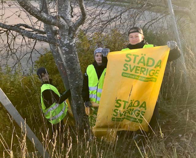 Bostadsstiftelsen Platen och Städa Sverige – Idrottens miljöorganisation samlar närmare 200 idrottsungdomar i centrala Motala för att städa i naturen.