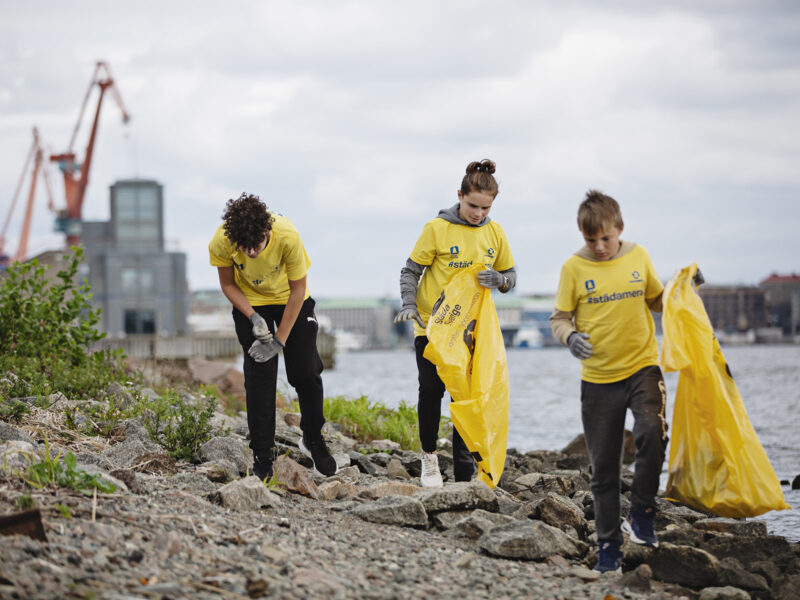 Idrottsungdomar städar Göteborgs hamn inför stadens jubileumsfirande