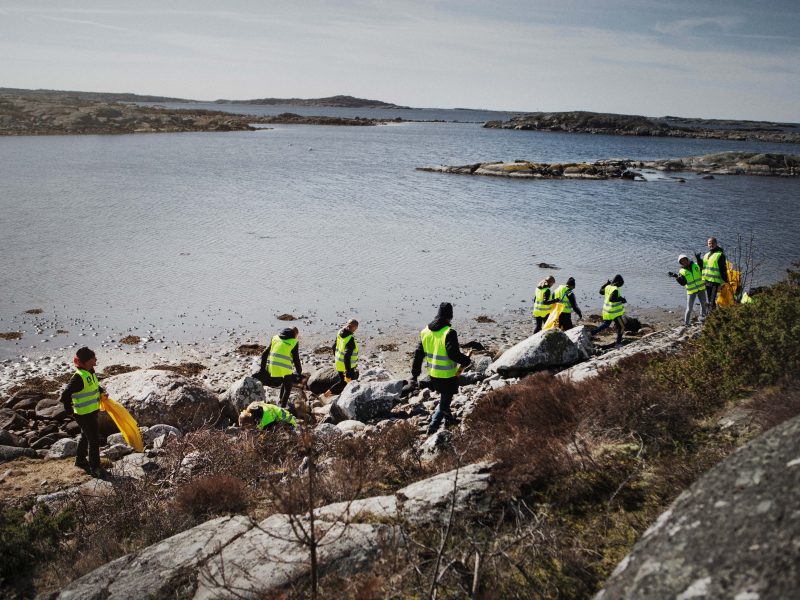 Idrottsungdomar städar skräpig västkust efter stormig höst och vinter Idrottsungdomar städar skräpig västkust efter stormig höst och vinter