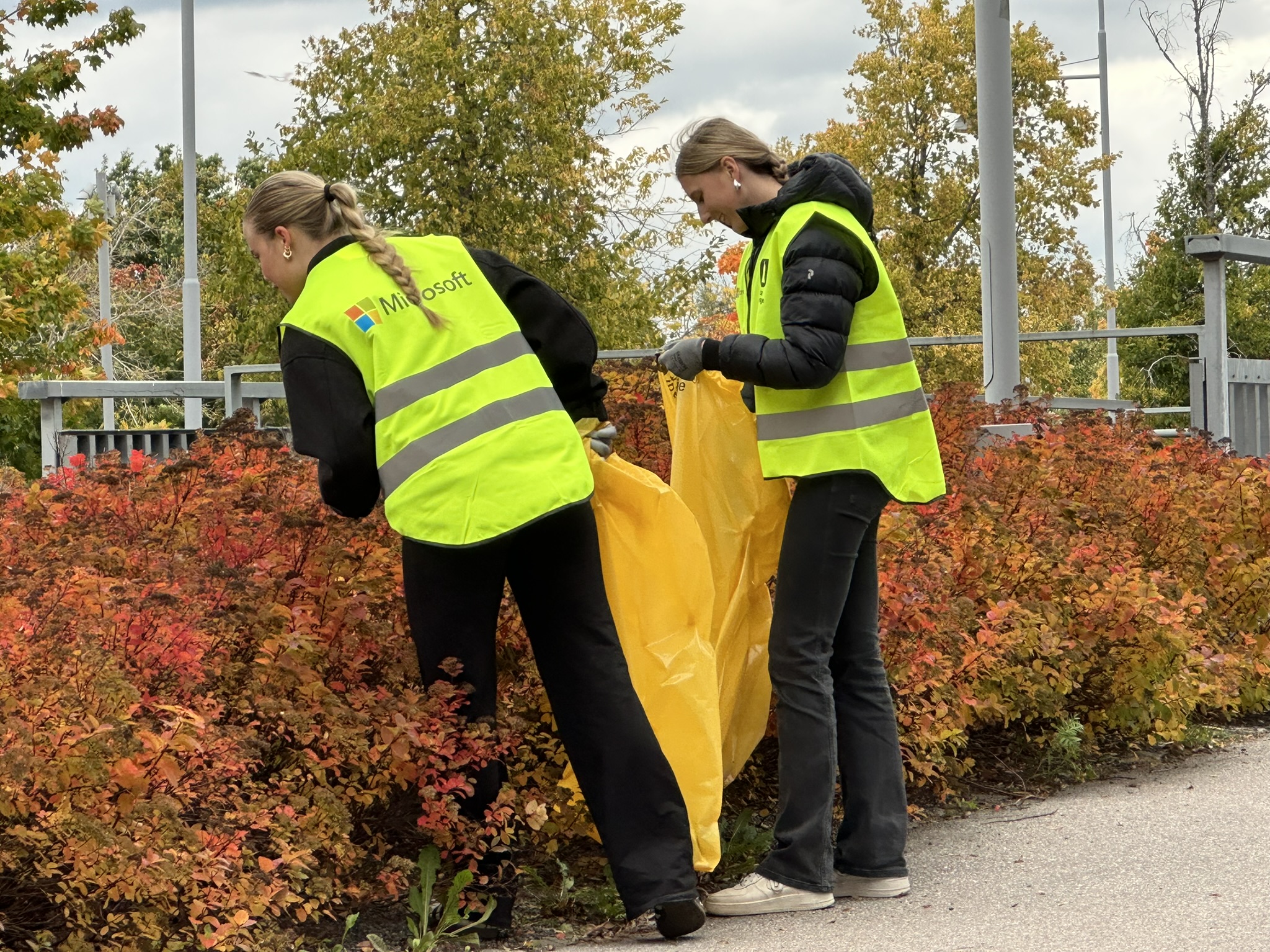 Tillsammans med Microsoft skapar idrottsungdomar lokal förändring Tillsammans med Microsoft skapar idrottsungdomar lokal förändring