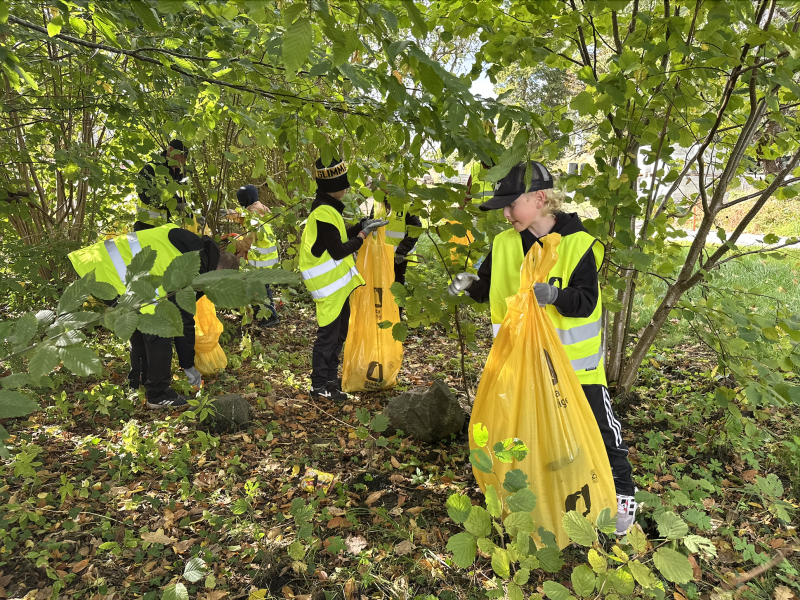 Idrottsungdomar städar Skåne för miljön och föreningslivet Idrottsungdomar städar Skåne för miljön och föreningslivet